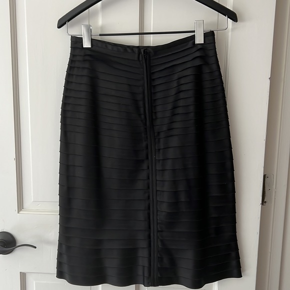 Black formal JS collection satin skirt size 6 in a very good condition - Picture 3 of 5